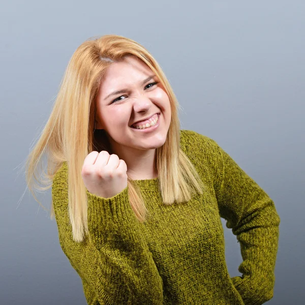 Retrato de mujer feliz se regocija bombeo puños extático celebra — Foto de Stock