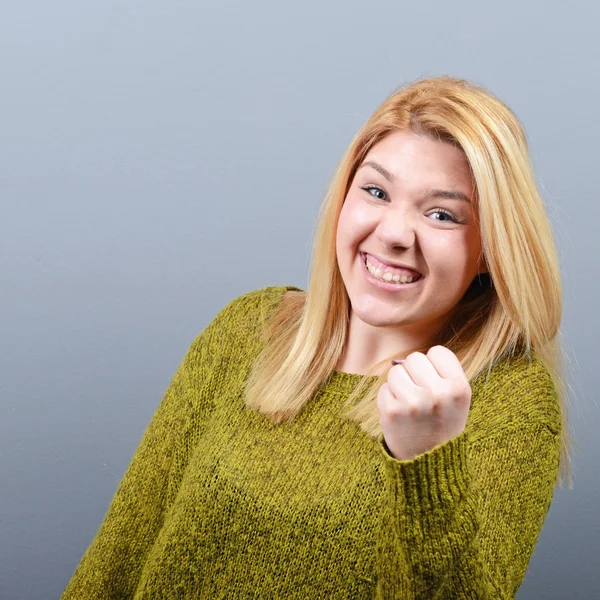 Retrato de mujer feliz se regocija bombeo puños extático celebra — Foto de Stock