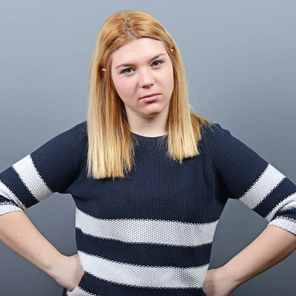 Portret van gekke vrouw tegen de grijze achtergrond — Stockfoto