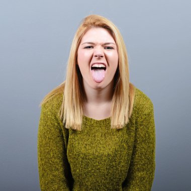 Gri adam karşı dilini dışarı yapışmasını kadın portresi