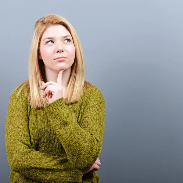 Porträt einer nachdenklichen Geschäftsfrau vor grauem Hintergrund — Stockfoto