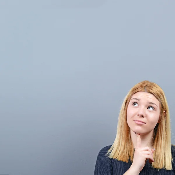 Portrait de jeune femme réfléchie regardant l'espace vide ci-dessus — Photo