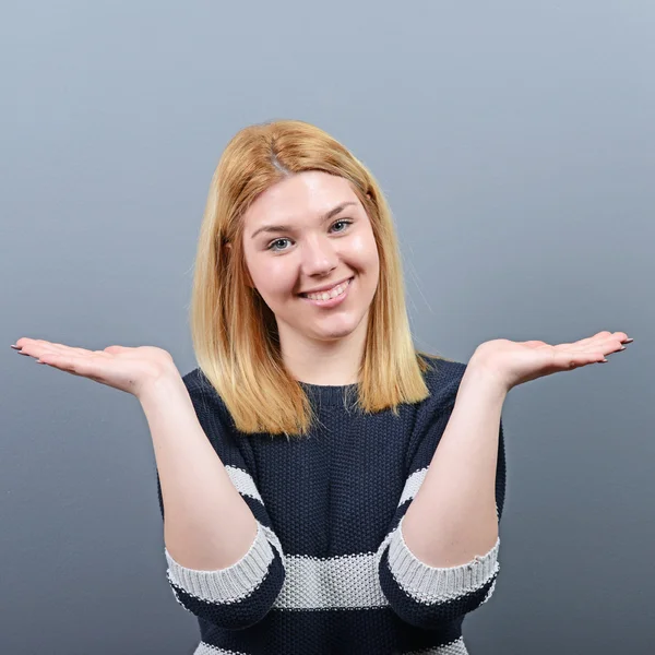 Retrato de mujer balanceando algo en ambas palmas de sus manos — Foto de Stock