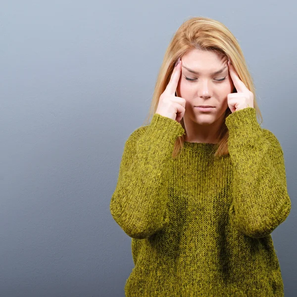 Ritratto di donna che si concentra su sfondo grigio — Foto Stock