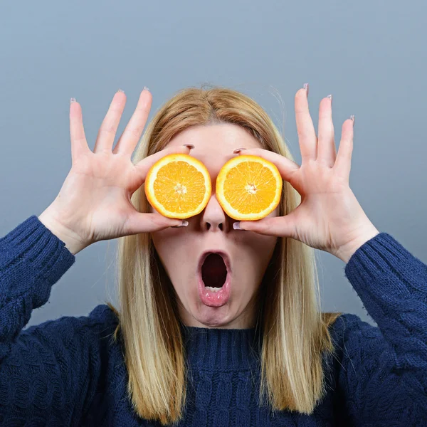 Retrato de mujer divertida joven y saludable con naranjas sobre los ojos —  Fotos de Stock
