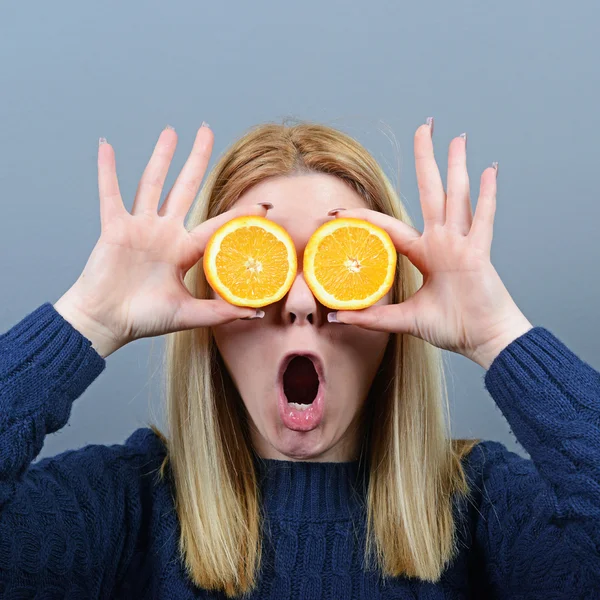 Porträt einer jungen und gesunden Frau mit Orangen über den Augen — Stockfoto