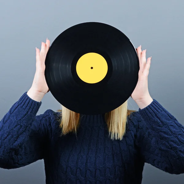 Woman dj portrait with vinyl record against gray background — Stock Photo, Image