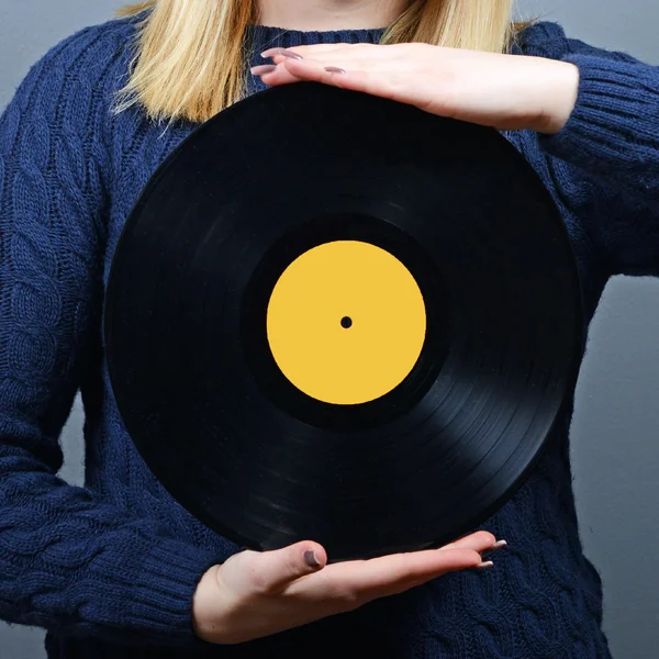 Portret kobiecy dj z płyta winylowa na szarym tle — Zdjęcie stockowe