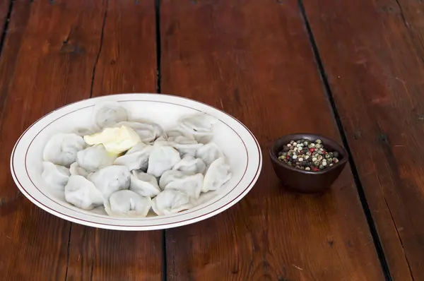 Domácí ravioli - ruské pelmeni na desce — Stock fotografie