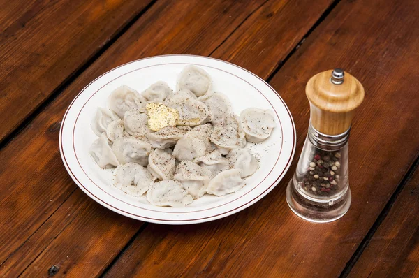 Hausgemachte Fleischklößchen - russische Pelmeni auf dem Teller — Stockfoto