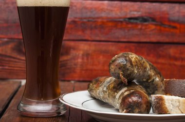 bira ve ızgara sosis ahşap arka plan üzerinde