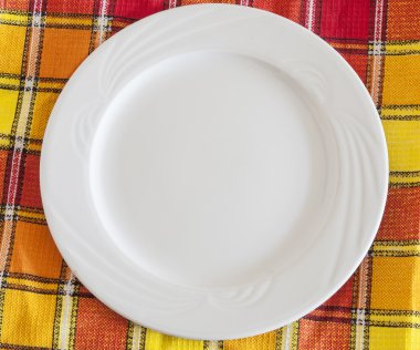 Ahşap zemin üzerinde peçete ile temiz tabak.