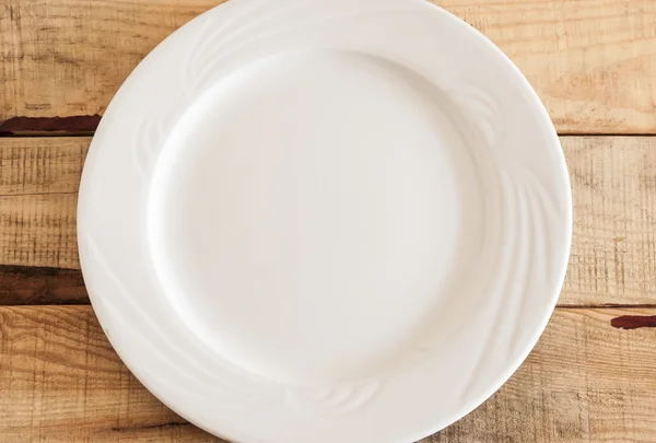Čistý talíř s ubrouskem na dřevěném pozadí. — Stock fotografie