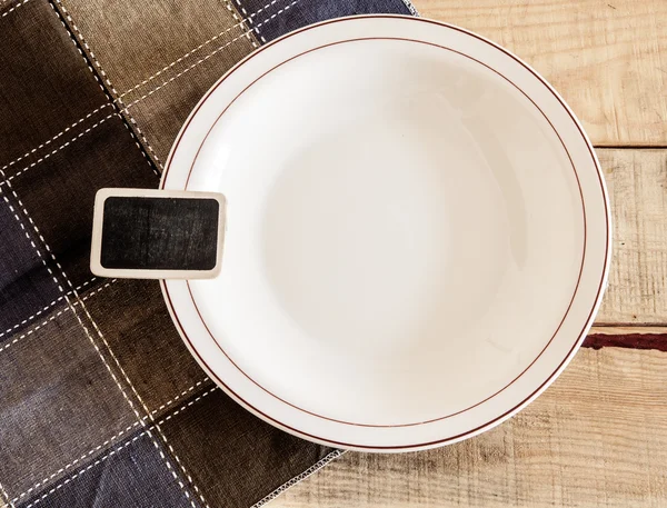 Tabuleta em branco com placa branca vazia na mesa de madeira — Fotografia de Stock