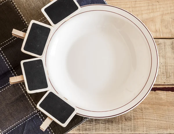 Tabuleta em branco com placa branca vazia na mesa de madeira — Fotografia de Stock