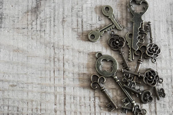 Antika nycklar på vintage bakgrund — Stockfoto