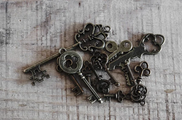 Старинные ключи на винтажном фоне — стоковое фото