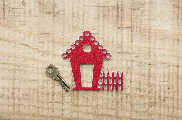 Modelu dom z rocznika klucz na drewniane tła — Zdjęcie stockowe