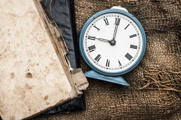 Antika arka plan üzerinde Vintage çalar saat — Stok fotoğraf