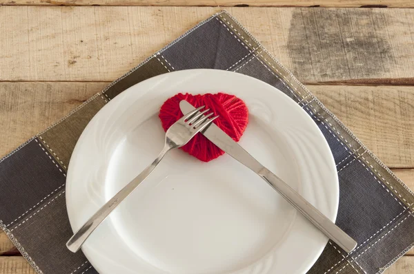 Herz auf Teller mit Gabel und Messer — Stockfoto