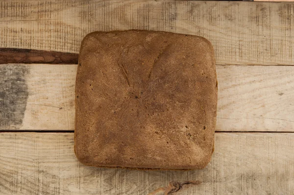 Σπιτικό ψωμί σίκαλης, σχετικά με το ζωηρόχρωμο τραπεζομάντιλο — Φωτογραφία Αρχείου