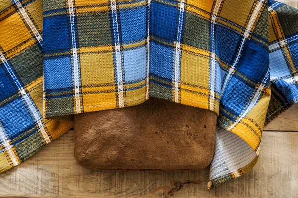 Pane fatto in casa di segale sulla tovaglia colorata — Foto Stock