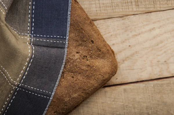 Roggenbrot auf der bunten Tischdecke — Stockfoto