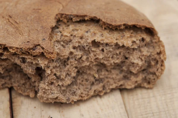 Pan de centeno hecho en casa roto en pedazos — Foto de Stock