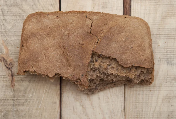 Pan de centeno hecho en casa roto en pedazos — Foto de Stock