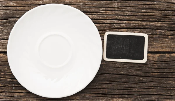 Ahşap zemin üzerinde peçete ile temiz tabak.