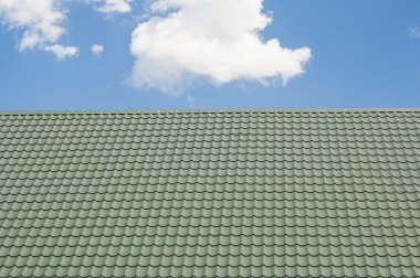 Mavi gökyüzü ile kırmızı çatı