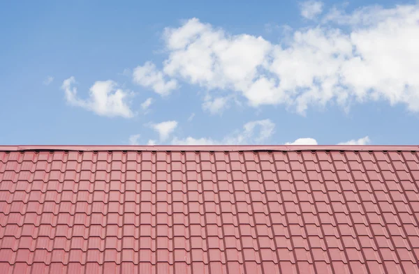 Červená střecha s modrou oblohou — Stock fotografie