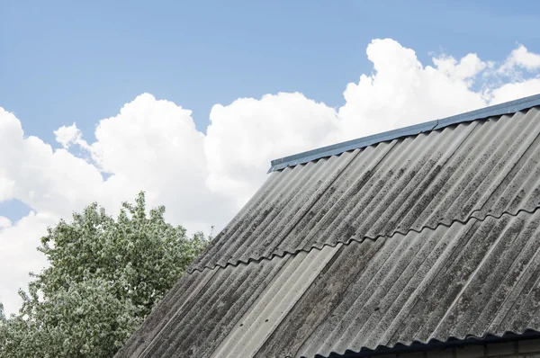 Poškození azbestem střešní krytiny — Stock fotografie