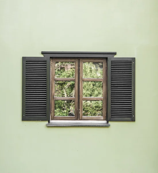 Ventana con persianas de madera abiertas — Foto de Stock