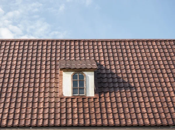 Taket på huset med fint fönster — Stockfoto