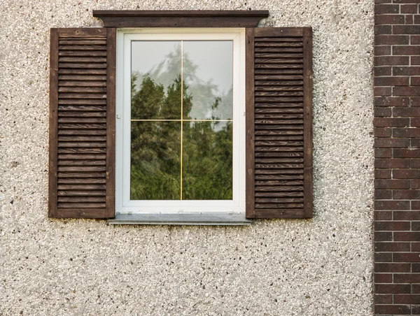 Вікно з відкритими дерев'яними віконницями — стокове фото