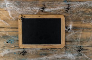 Örümcek ağı ya da ahşap arkaplan duvarında boş karatahta olan örümcek ağı