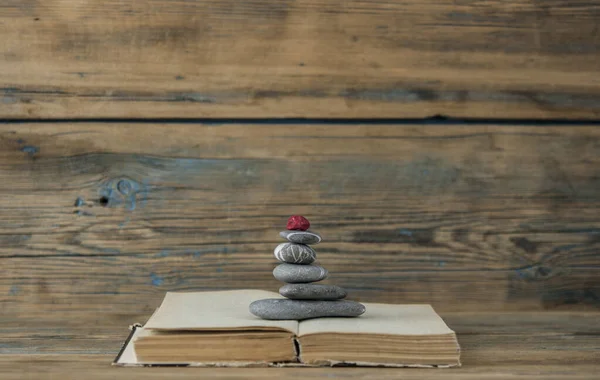 Könyvek Halom Zen Kövek Asztal Háttér Feng Shui Egyensúly Relaxációs — Stock Fotó