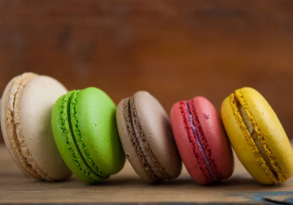 Színes Francia Macaroons Egy Sötét Háttér — Stock Fotó