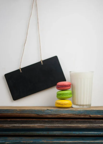 Glass Milk Colorful Macaroons Wood Table White Wall — Stock Photo, Image