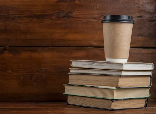 Tasse Kaffee Und Buch Auf Dem Schreibtisch — Stockfoto