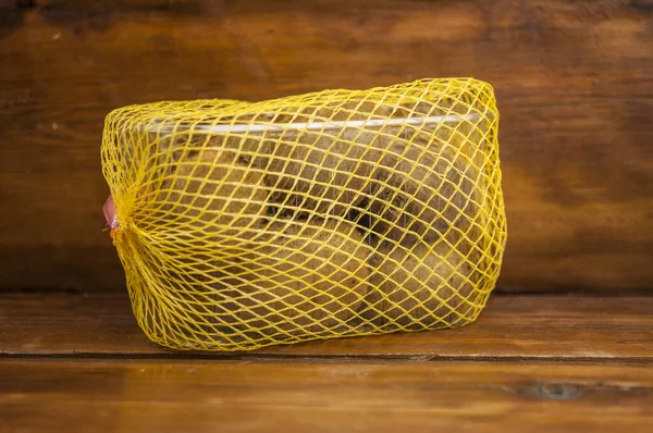 Kunststoffbehälter Mit Reifer Kiwi Auf Holz Hintergrund — Stockfoto