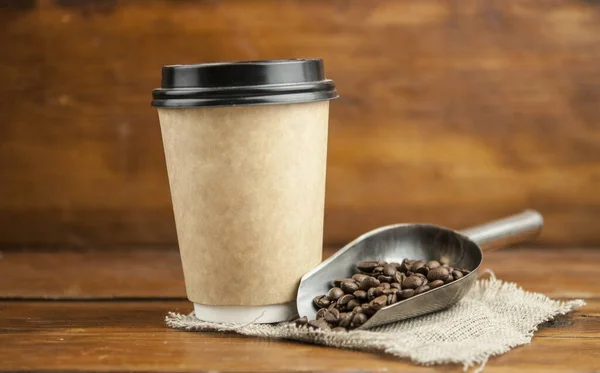 Sabah Espresso Için Kahve Çekirdekli Tek Kullanımlık Kağıt Bardaklar Ahşap — Stok fotoğraf