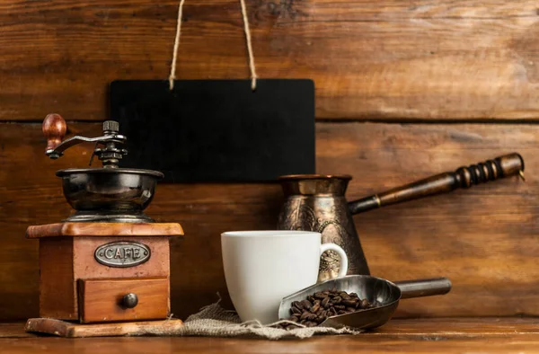 Koffiebeker Met Koffiemolen Koffiebonen Donkere Textuur Achtergrond — Stockfoto