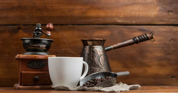 Kaffeetasse Mit Kaffeemühle Und Kaffeebohnen Auf Dunkel Strukturiertem Hintergrund — Stockfoto