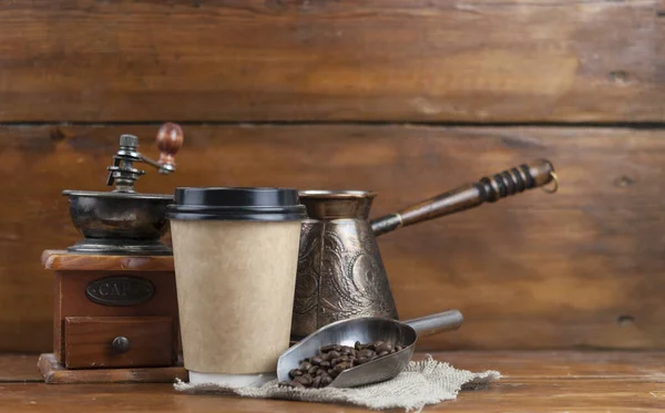 Kaffeetasse Mit Kaffeemühle Und Kaffeebohnen Auf Dunkel Strukturiertem Hintergrund — Stockfoto