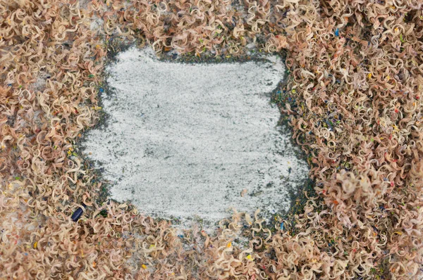 Fragmentos Lápiz Colores Pequeñas Virutas Lápiz Sobre Fondo Blanco Afeitaciones —  Fotos de Stock