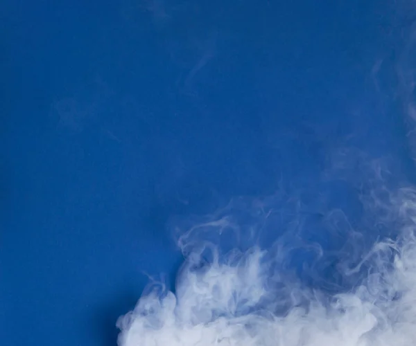 Foto Nubes Realistas Sobre Fondo Azul Oscuro —  Fotos de Stock