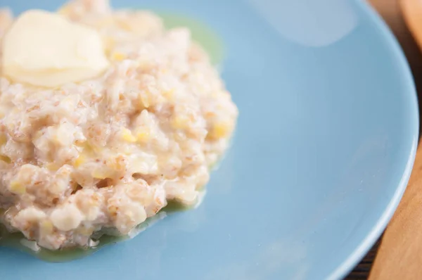 Alimento Saludable Gachas Clásicas Plato Azul Sobre Fondo Madera Desayuno —  Fotos de Stock