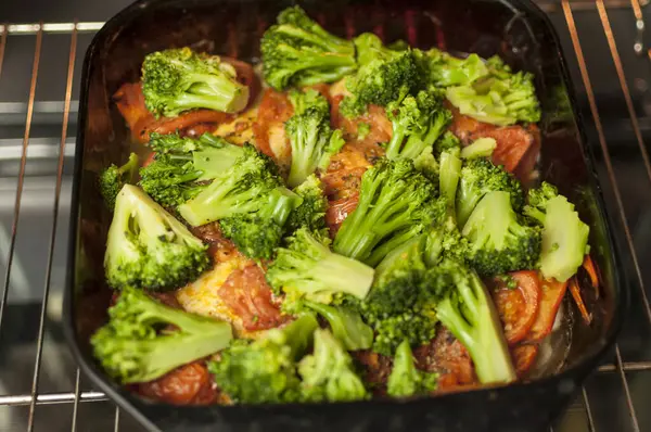 Pezzi Broccolo Pomodoro Sono Forno Luce Gialla Concetto Cucinare Cibi — Foto Stock